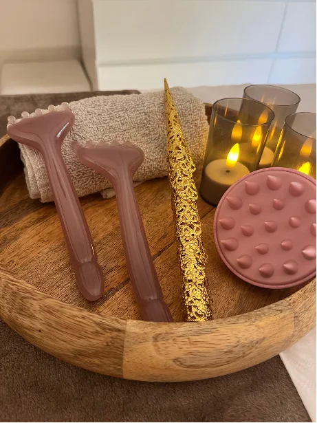Accessoires sensoriels et bougies disposés sur un plateau