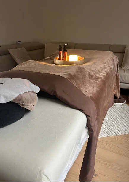 Table de massage préparée à domicile dans une ambiance douce