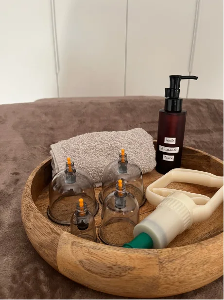Ventouses sèches et huile préparées pour une séance de hijama