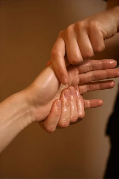 Massage délicat de la paume de la main
